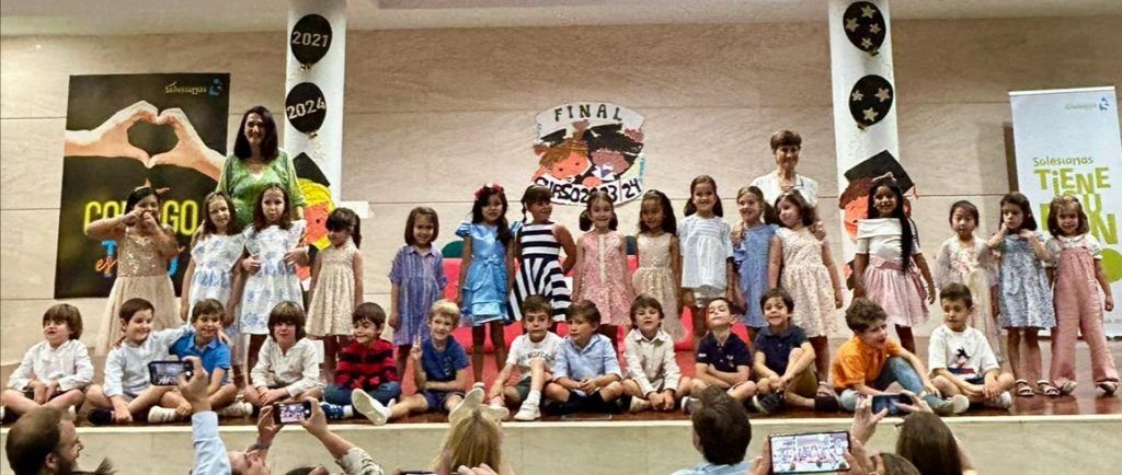 FOTO TODOS JUNTOS EN EL ESCENARIO