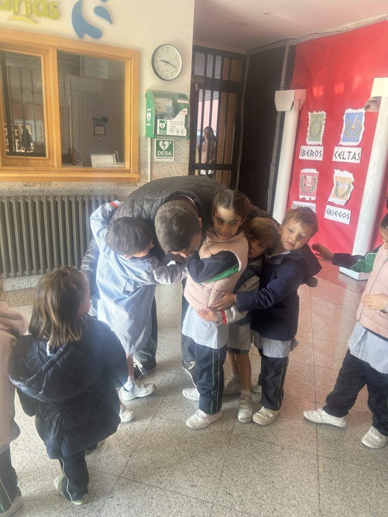 Cada día 24 del mes me siento a escribiros esta carta. Para los que ya lleváis tiempo en el Colegio, sabéis que es nuestro momento mensual de encuentro: un rato para mirar juntos lo que hemos vivido, lo que viene y lo que somos.