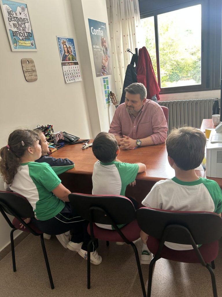 Como cada 24, aquí está la carta mensual del Director, fiel a la cita mensual. Estas cartas son algo así como nuestro colegio virtual: el espacio donde nos contamos cómo sucede, cómo crece, cómo late la vida en el centro.