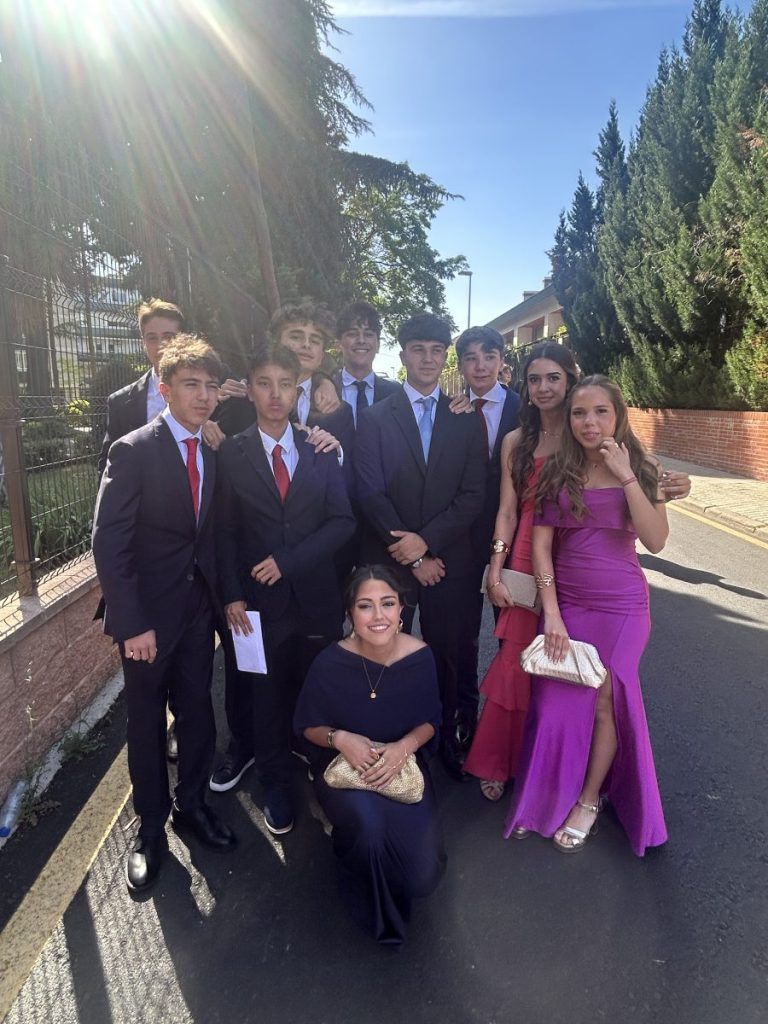 Hay momentos en la vida de un colegio que se repiten cada año y, sin embargo, nunca son iguales. La graduación de 4.º de ESO es uno de ellos. Porque cada promoción tiene su historia, sus anécdotas y sus protagonistas. Y porque, aunque todos intentan mantener la compostura, siempre hay alguien que termina buscando discretamente un pañuelo.